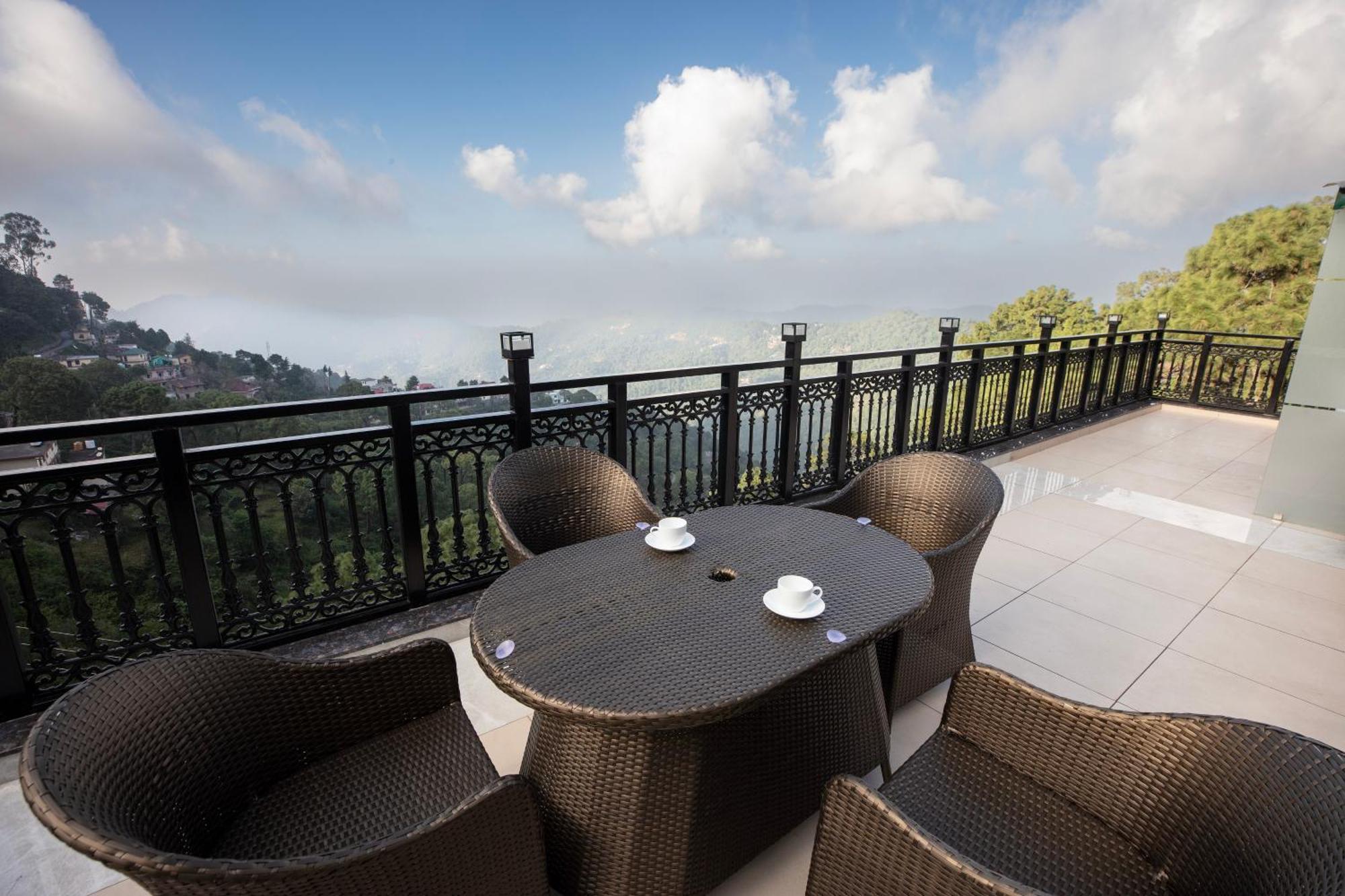 Luxe Resorts - Centrally Heated Air Conditioned Hotel In The Heart Of Kasauli Exterior foto
